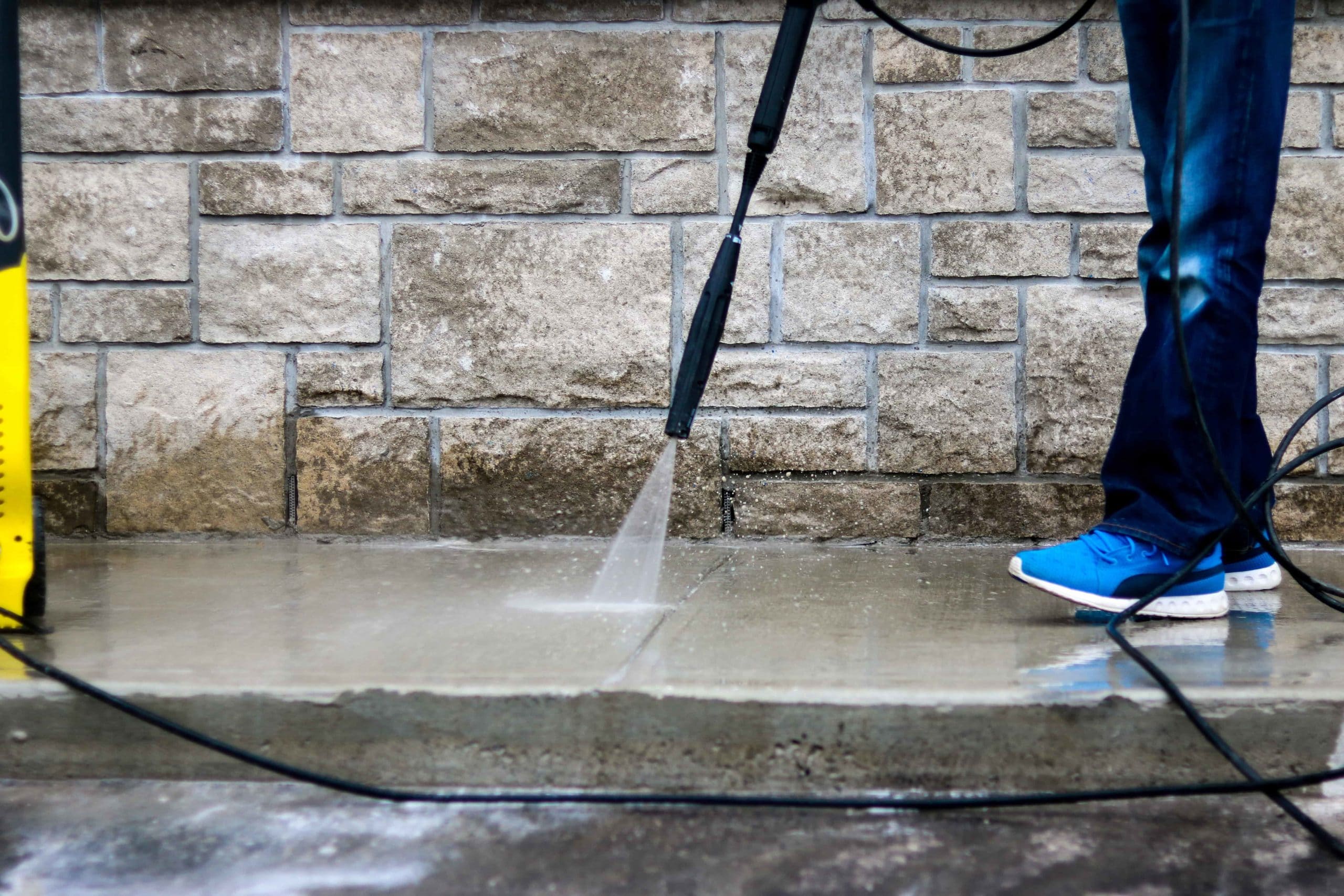 Soft Washing vs. Pressure Washing: What Orlando Homeowners N